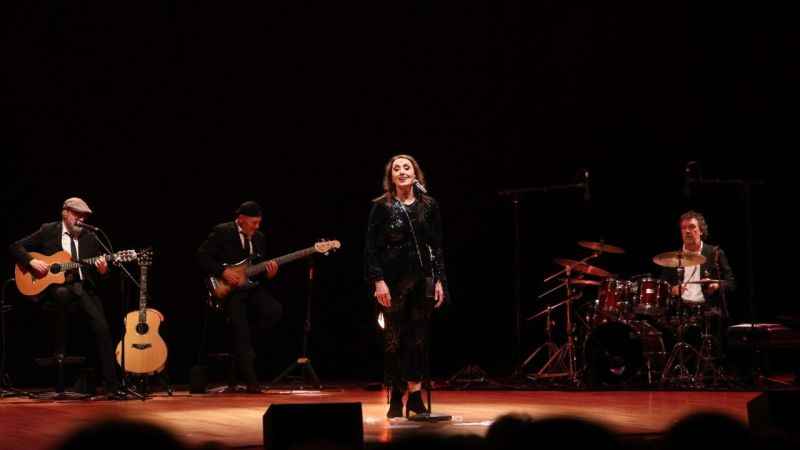  Luz Casal İstanbul'da ayakta alkışlandı