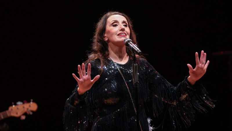  Luz Casal İstanbul'da ayakta alkışlandı