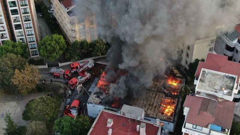 Maltepe'de kahve imalathanesinde yangın