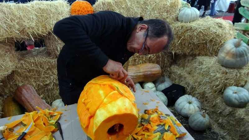 Meyve ve sebzelerden sanat eserleri yapıyor