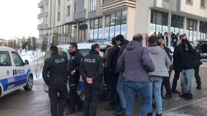 Oyuncak silahla sosyal medya kabadayılığı polisi alarma geçirdi