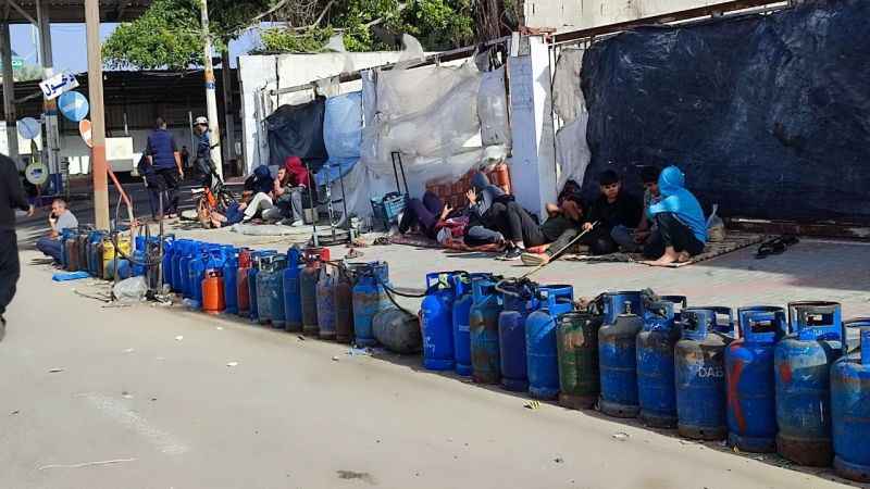 Gazze'deki Filistinliler gaz için saatlerce sıra bekliyor