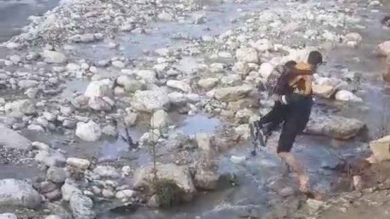 Sağanak yağış köprüyü yıktı, öğrencileri sırtta taşıdılar