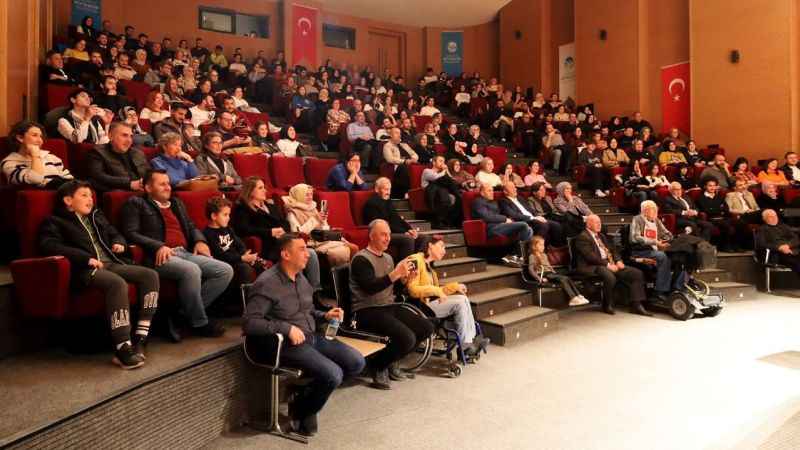 Sakarya'da Emanetçi Tiyatro keyifli anlar yaşattı