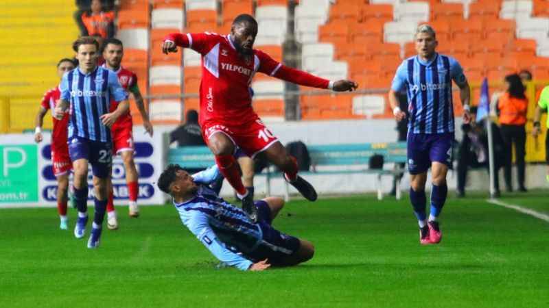 Trendyol Süper Lig: Y. Adana Demirspor: 1 - Samsunspor: 2 (İlk yarı)