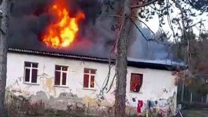 Bartın'da yangın paniği: Köylüler işçileri kurtarmak için kapıları balyozla kırdı