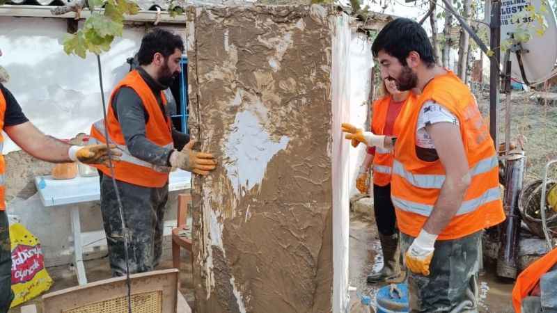 AFAD gönüllüleri selden etkilenen bölgelerde yaraları sarıyor