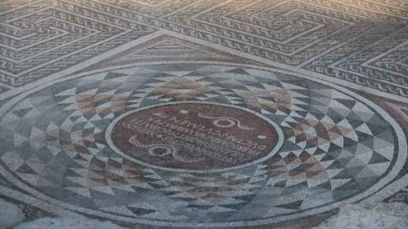 Bin 700 yıllık mozaiklere üç boyutlu desenler işlenmiş