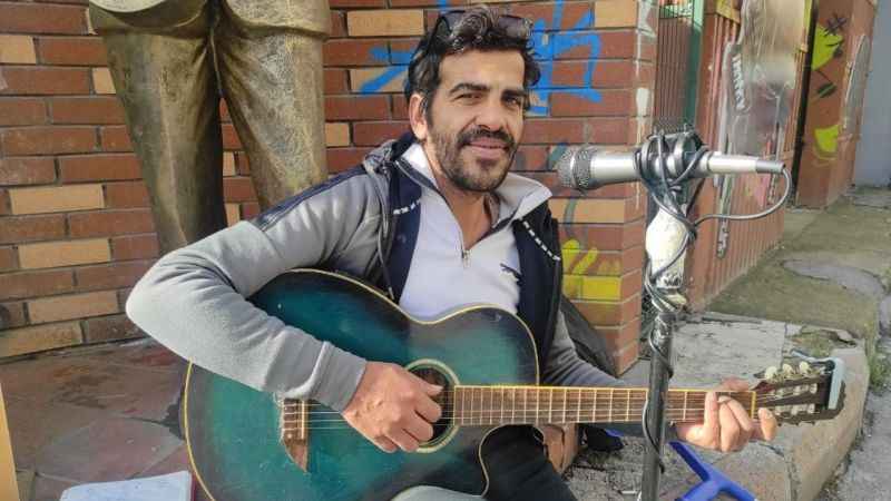 Engelli sanatçı sanat için yaz-kış sokakta