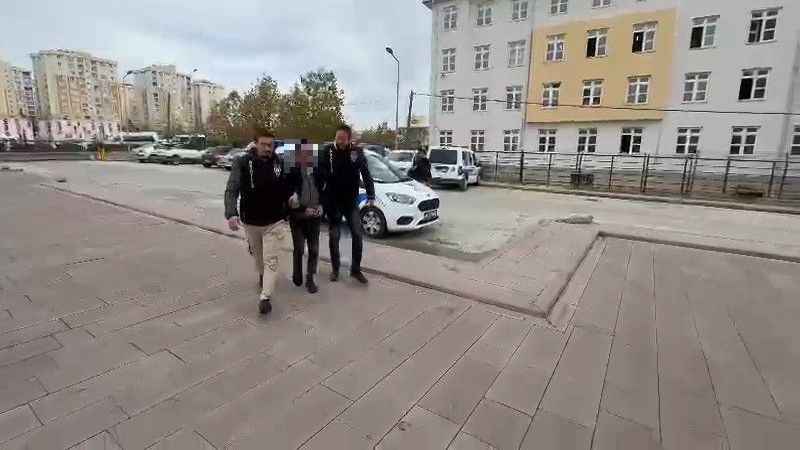 Kendini kaçırılmış gibi gösterip babasından fidye istedi