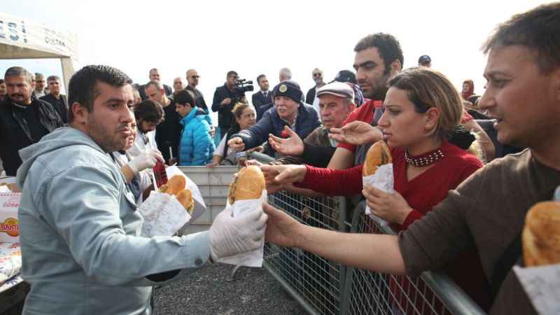 Karaduvar Balık Festivali'nde 12 ton balık dağıtıldı
