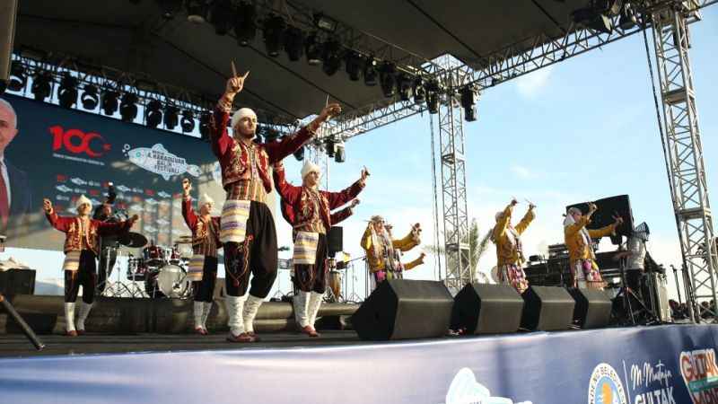 Karaduvar Balık Festivali'nde 12 ton balık dağıtıldı