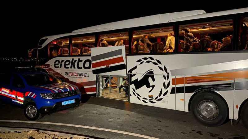 Tokat'ta yolcu otobüsüne kimliği belirsiz kişilerce ateş açıldı