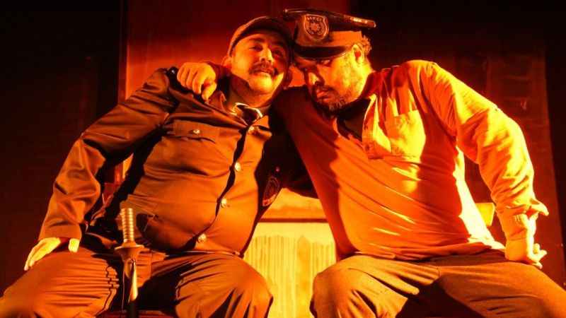 Tiyatro sahnesinde elini kırdı ama oyuna devam etti