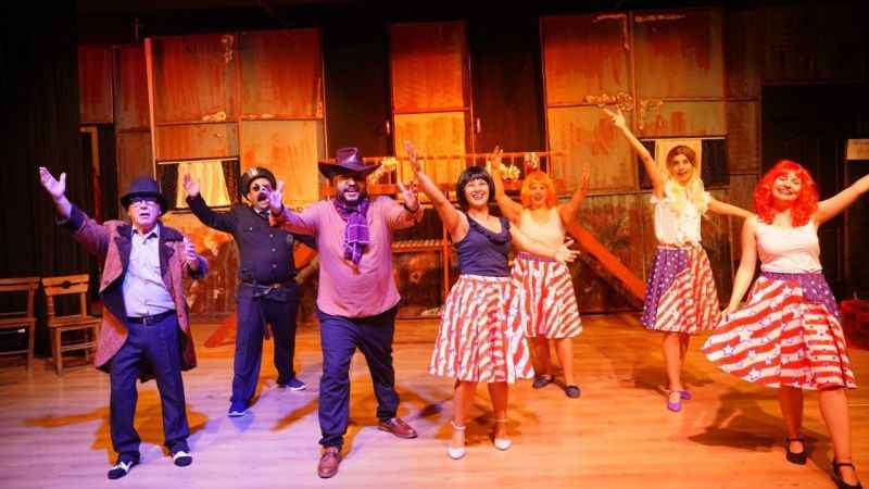 Tiyatro sahnesinde elini kırdı ama oyuna devam etti