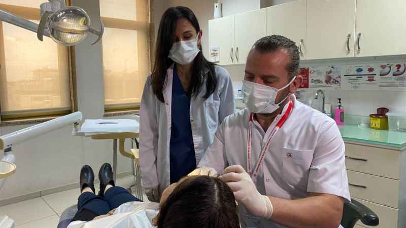 Gençler, Hollywood gülüşü için dişçilerin yolunu tutuyor