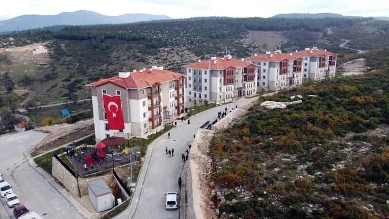 Orhaneli’de TOKİ hak sahiplerine anahtarları teslim edildi