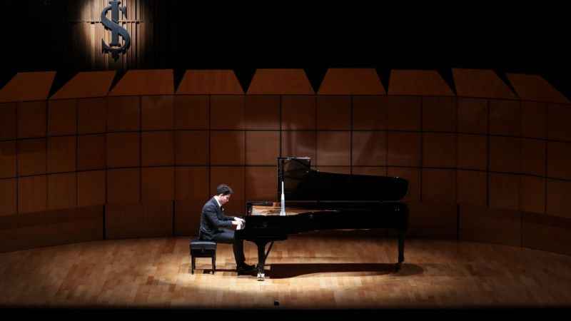 Parlayan Yıldızlar İş Sanat sahnesinde