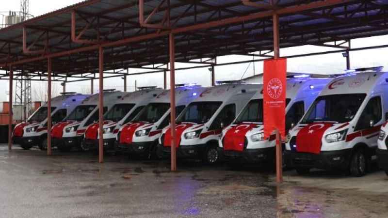 Ambulans ekipleri her ay binlerce kilometre yol yapıyor
