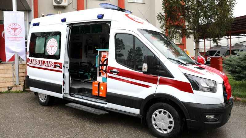 Ambulans ekipleri her ay binlerce kilometre yol yapıyor
