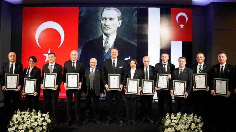 Beşiktaş'ta Başkan Hasan Arat ve yönetim kurulu, mazbatalarını aldı