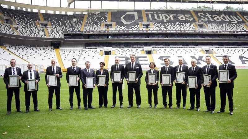 Beşiktaş'ta Başkan Hasan Arat ve yönetim kurulu, mazbatalarını aldı