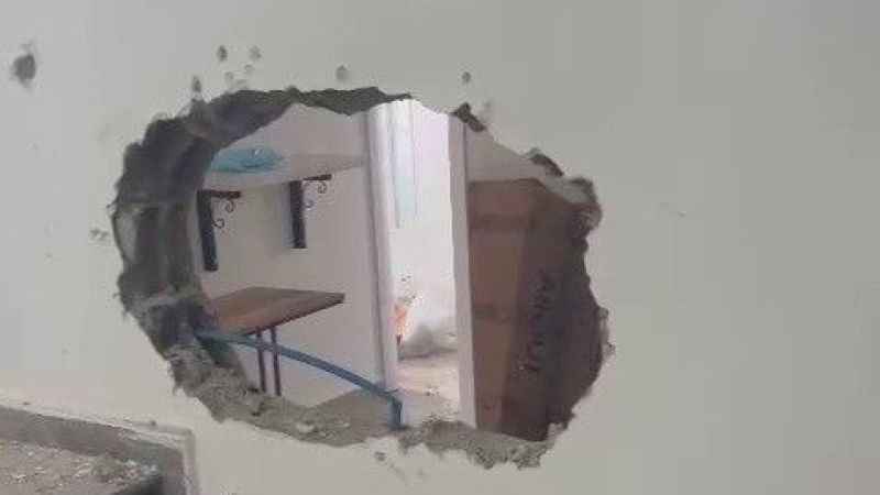 Hırsızlar duvarı delip içeriye girdi