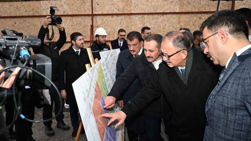 Bakan Özhaseki, Malatya’da çarşı merkezi projesini yerinde inceledi