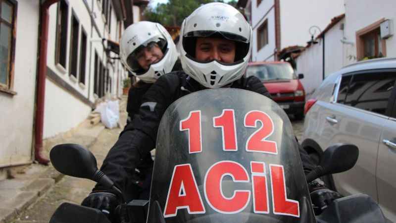 Sağlıkçı çift motosiklet ambulansla hayat kurtarıyor