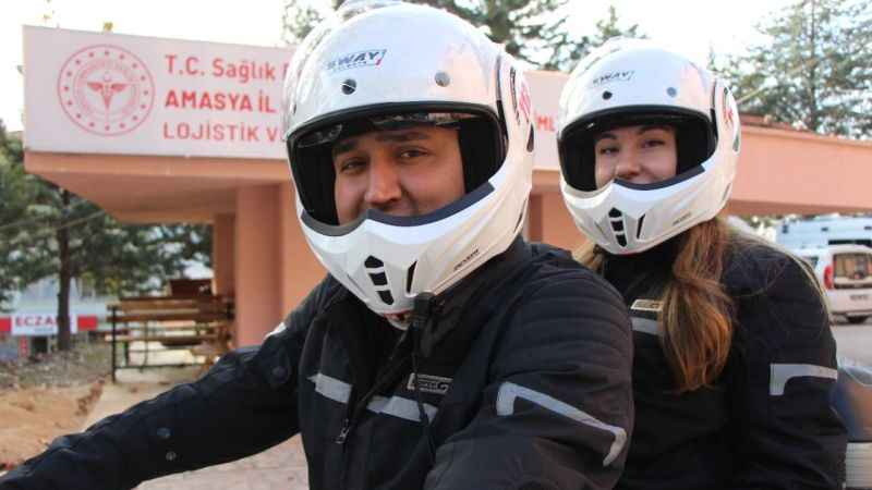 Sağlıkçı çift motosiklet ambulansla hayat kurtarıyor