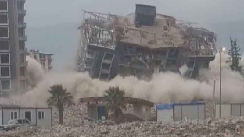 Dinamitle patlatılan 10 katlı bina, kağıt gibi yerle bir oldu