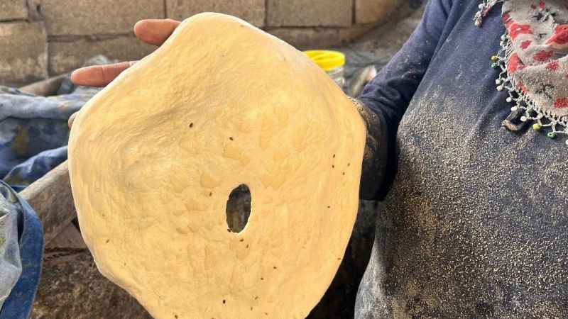 Mardin'de kadınlar günde 450 tandır ekmeği yapıyor