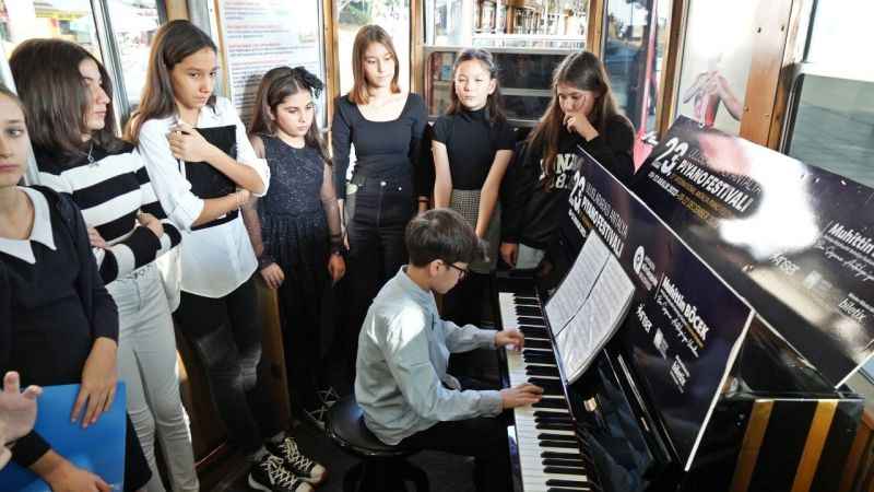 Nostaljik tramvayda piyanolu yolculuk