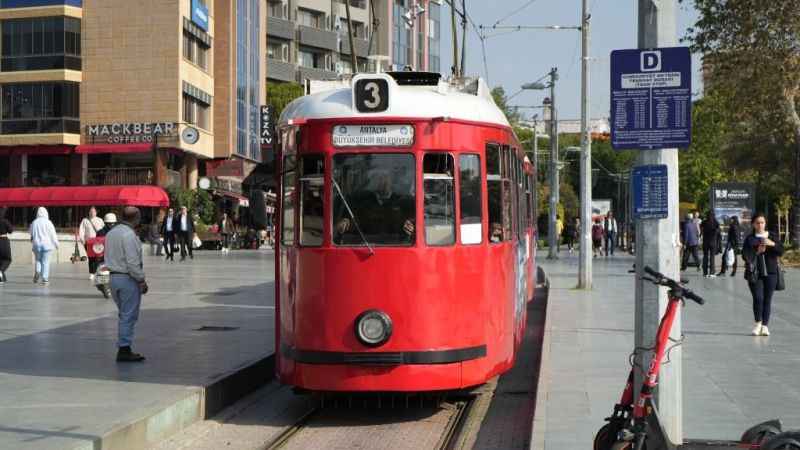 Nostaljik tramvayda piyanolu yolculuk