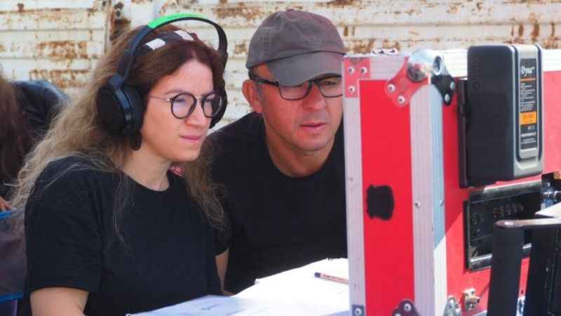 Çocuklara önce oyunculuk kursu verdi, sonra filmde oynattı