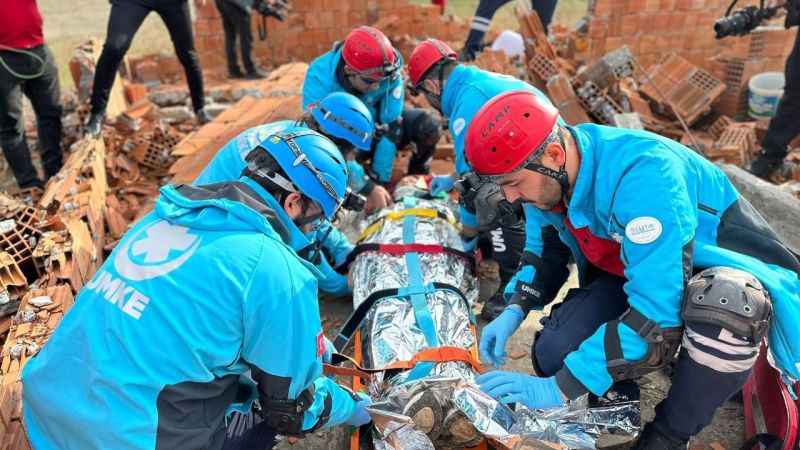 Tatbikatta, selde mahsur kalanlar karadan ve havadan kurtarıldı