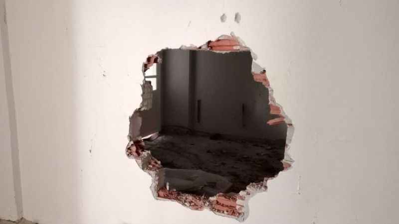 Duvarı delerek girdikleri 10 dairede ne var yok götürdüler