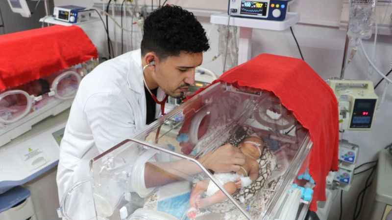 Premature doğduğu hastanede prematüre bebekler için çalışıyor Premature doğduğu hastanede prematüre bebekler için çalışıyor