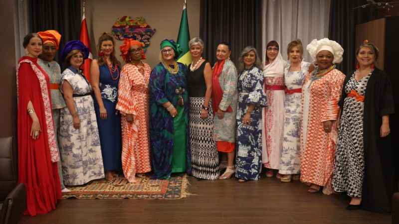 Kadın büyükelçiler sokak çocukları için podyumda