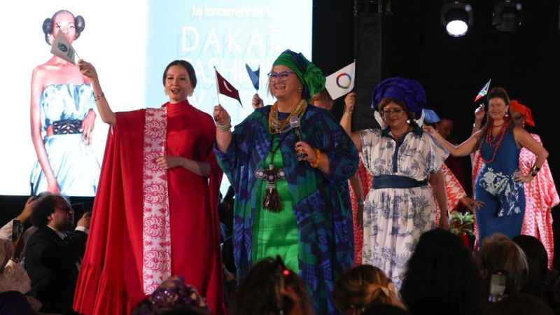 Kadın büyükelçiler sokak çocukları için podyumda