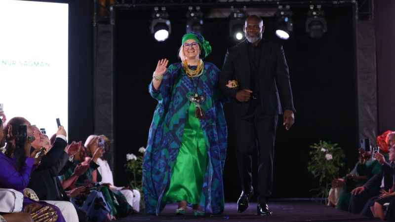 Kadın büyükelçiler sokak çocukları için podyumda