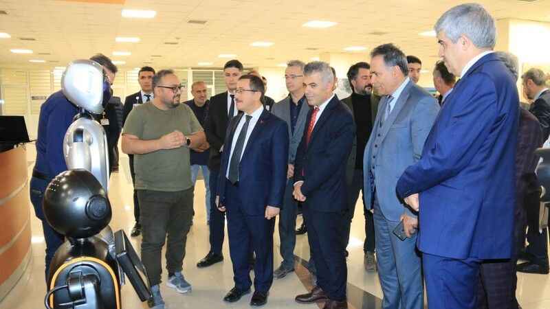 Yapay zekalı robotlar hastanede iş başında