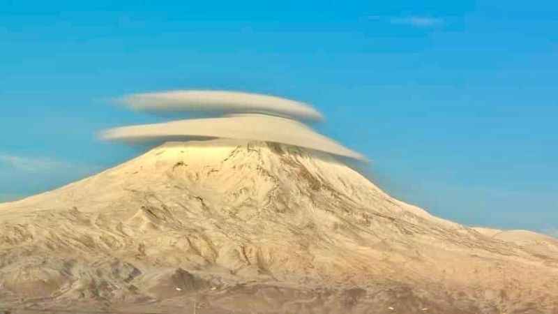 Türkiye'nin zirvesi Ağrı Dağı’nda ‘mercek bulutu’ oluştu