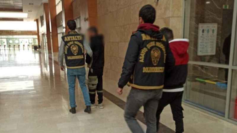 Kendilerini polis ve savcı gibi tanıtıp yabancı uyruklu vatandaşları 124 bin dolar dolandıran şahıslar yakalandı