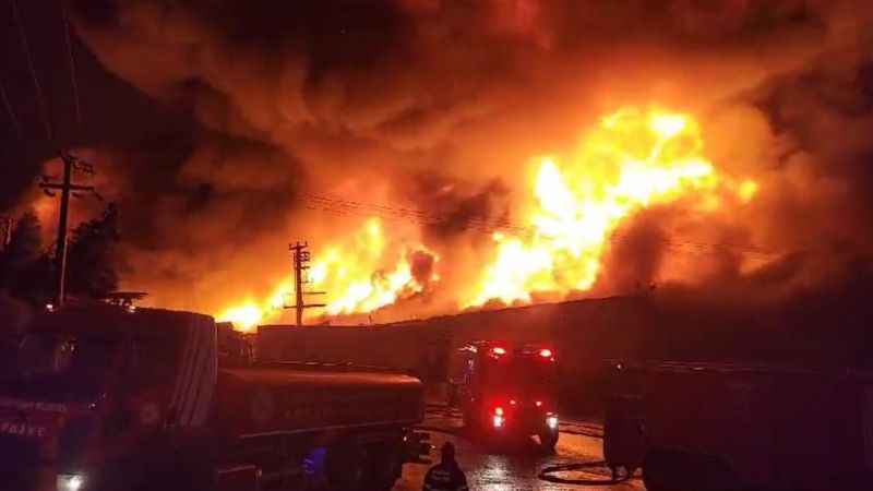 Gebze'de palet fabrikasında yangın