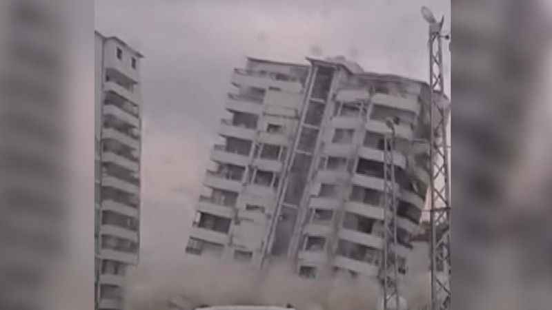 İş makinesinin darbesiyle 10 katlı bina yerle bir oldu