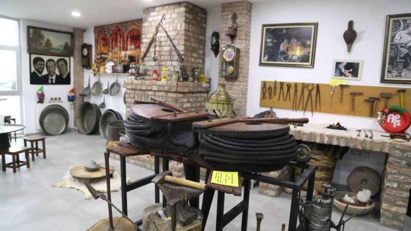 Fabrikasının içinde adeta antika müzesi var!