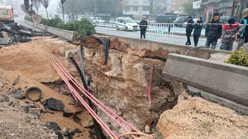 Gaziantep’te sağanak yağış nedeniyle yol çöktü