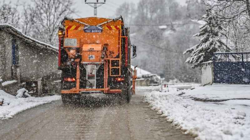 Kütahya Belediyesinin karla mücadele ekipleri sahada