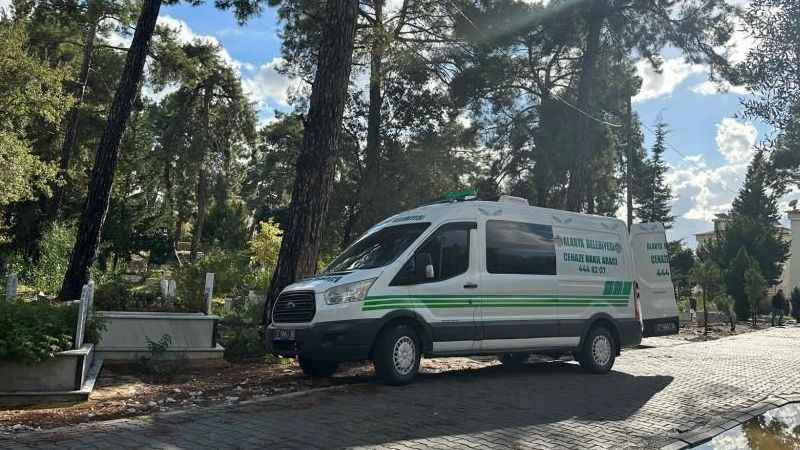 Antalya'dakazada hayatını kaybeden anne ve oğlu, gözyaşları arasında defnedildi